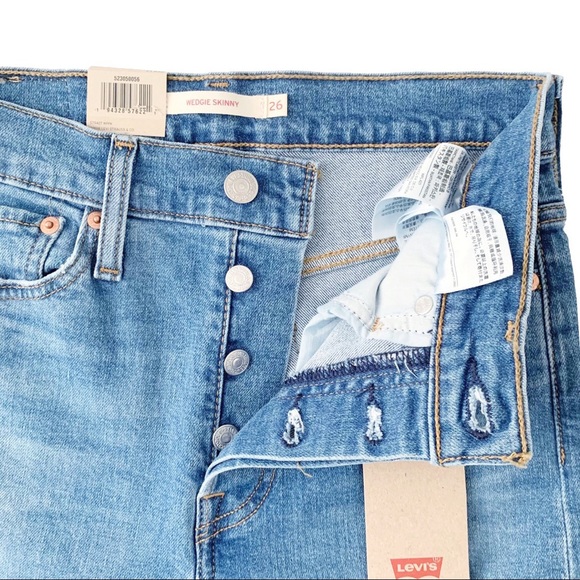 Levi’s Wedgie Fit High Rise Distressed Crop Jeans - Picture 7 of 16